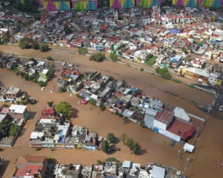Тропическа буря удари Мексико, задава се и ураган! Има загинали