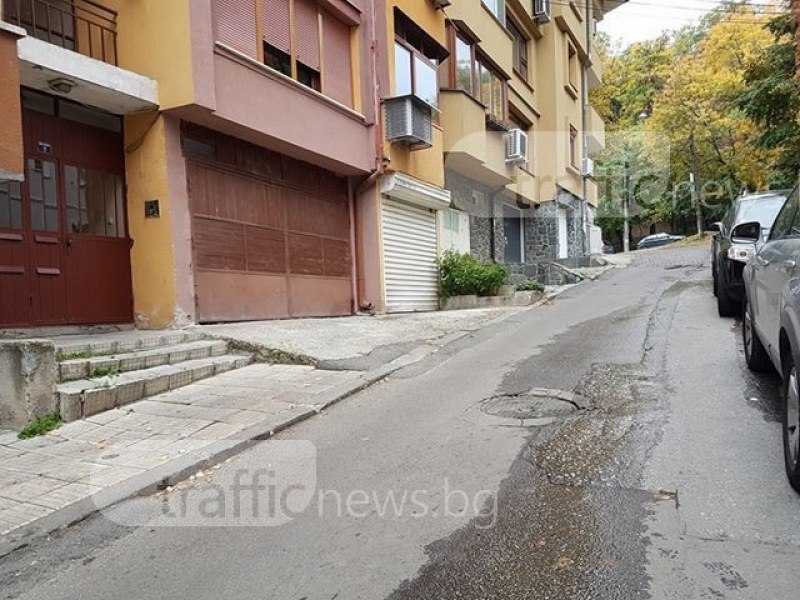 Питейна вода изтича в центъра на Пловдив повече от два месеца СНИМКИ