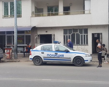 Акция в Столипиново! Полицаи обградиха къща, изкараха от нея мъж с белезници СНИМКИ