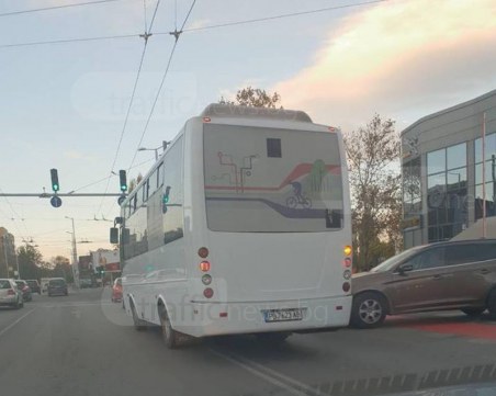 Безумно и опасно: Рейс праши в насрещното, изпреварва цяла колона на пловдивски булевард ВИДЕО