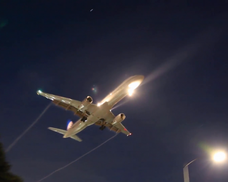 Бременна роди в небето на борда на самолет