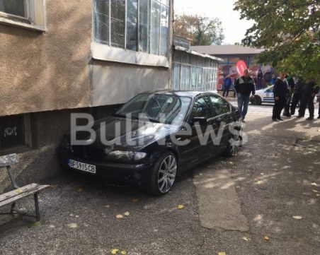 Млад дрифтър се удари в две коли, приземи се на площадка пред блок