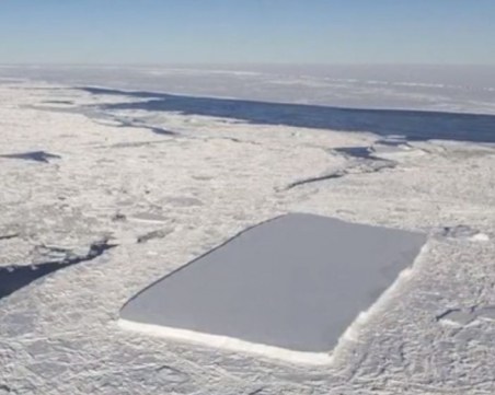 НАСА засне необичаен айсберг с перфектна правоъгълна форма