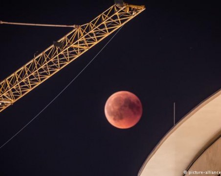 Защо строят изкуствена луна?