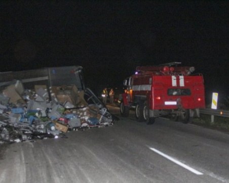 Меле: Три ТИР-а и бетоновоз се помляха, единият е пловдивски - режат го, за да изкарат водача СНИМКИ