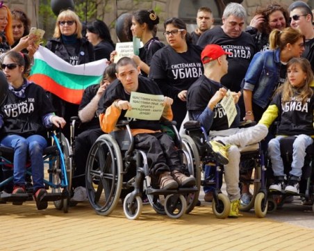 Валери Симеонов: Да, децата са болни, но с какво майчинско чувство ги държат навън?