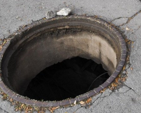 Възрастен мъж падна в шахта, сериозно пострадал е