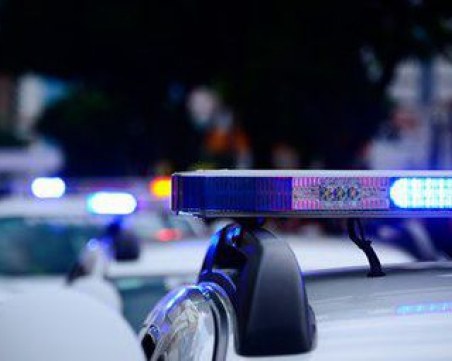 Жена пренесе пачки от оборота на хипермаркет в София пред очите на куп клиенти