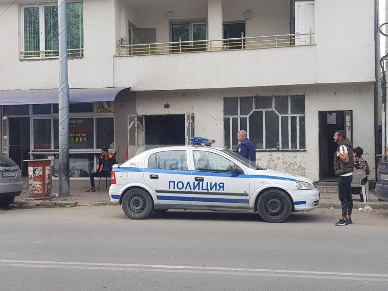 Акция в Столипиново! Полицаи обградиха къща, изкараха от нея мъж с белезници СНИМКИ