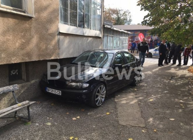 Млад дрифтър се удари в две коли, приземи се на площадка пред блок