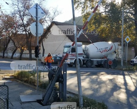 Хаос на прелеза на Пещерско шосе! Бариерите отказаха СНИМКА