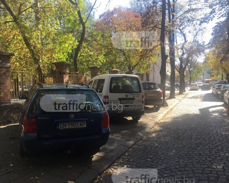 Хитреци пестят от Синя зона, превземат тротоар до училище СНИМКИ