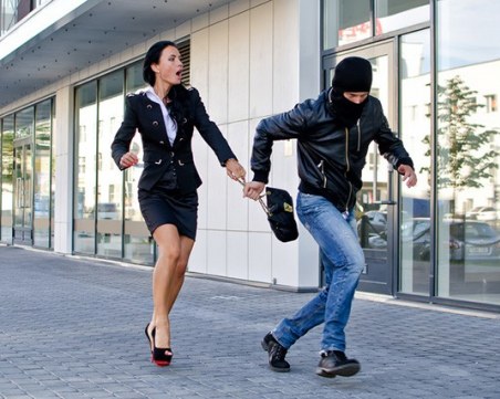 Крадец повали пловдивчанка на земята, издърпа златна обеца от ухото й