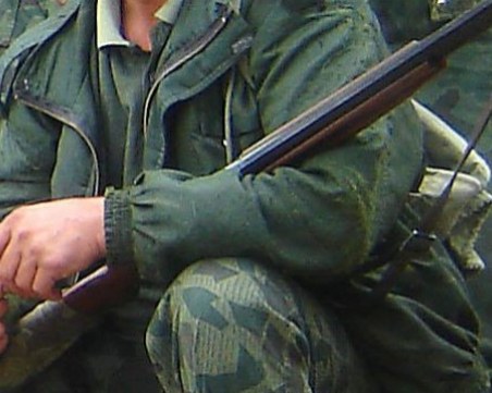 Ловец простреля по невнимание свой колега, с опасност за живота е