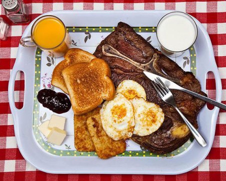 На затворник се полагат по 11 яйца, 2 кила ябълки, 10 кебапчета и над кило пилешко на месец