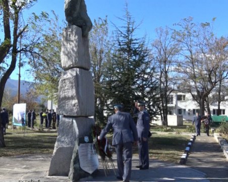 Почетоха в Крумово двамата загинали пилоти СНИМКИ