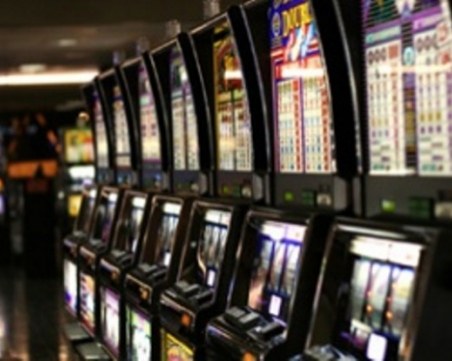 Разярен мъж потроши машина в игрална зала в Белозем