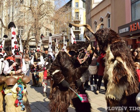 Страшни кукери превземат Главната в Пловдив! Гонят злото