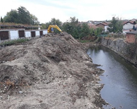 Строителни дейности във винарска изба притесниха хора от Старосел СНИМКИ