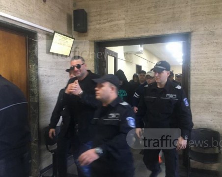 Униформени окупираха и съда в Пловдив! Ескортират Райфъла и компания за присъда СНИМКИ