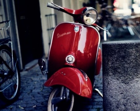 Забраняват движението на скутери по тротоарите в Мадрид