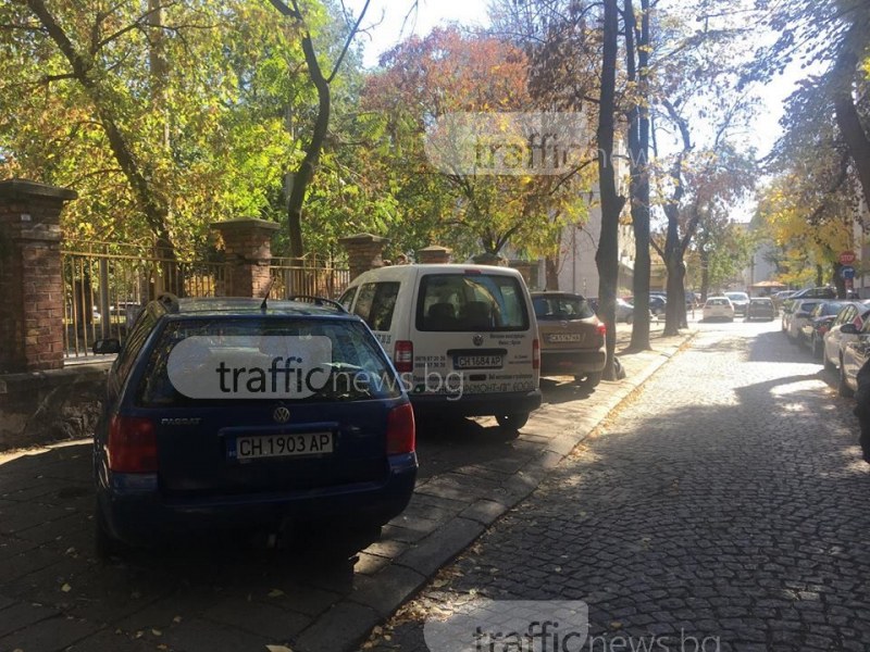 Хитреци пестят от Синя зона, превземат тротоар до училище СНИМКИ