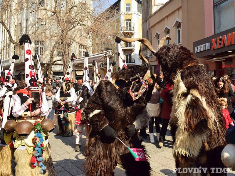 Страшни кукери превземат Главната в Пловдив! Гонят злото