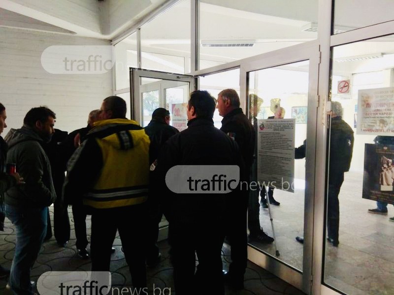 Таксиметрови шофьори нахлуха в Общинския съвет в Пловдив, охрана се опита да ги възпре СНИМКИ