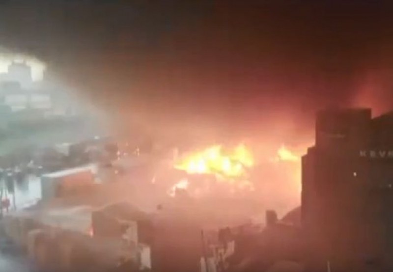Три фабрики горят в Истанбул, 180 пожарникари се борят с пламъците ВИДЕО