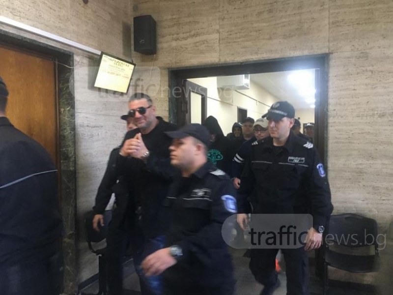 Униформени окупираха и съда в Пловдив! Ескортират Райфъла и компания за присъда СНИМКИ