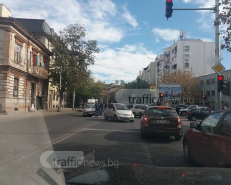 Адско задръстване и катастрофа затапиха центъра на Пловдив СНИМКА