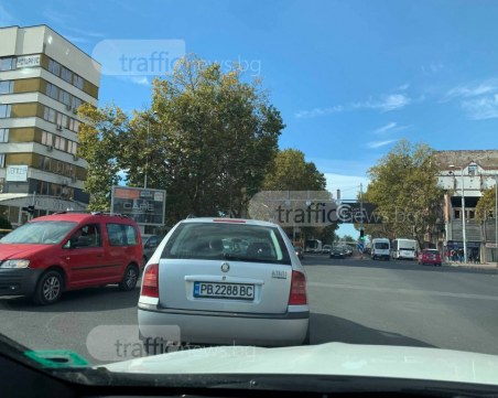 Най-тарикатското място в Пловдив, на Сточна гара всеки минава както си иска СНИМКИ+ВИДЕО