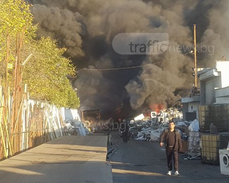 Огромен пожар в Столипиново, районът е обгазен СНИМКИ и ВИДЕО