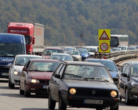 Старите коли плащат до 50% по-висок данък