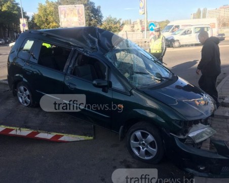 Вдигат смачкания автомобил на шофьора каскадьор в Пловдив СНИМКИ и ВИДЕО