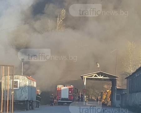 Взривоопасно! Автомобили в епицентъра на пожара в Столипиново СНИМКИ и ВИДЕО