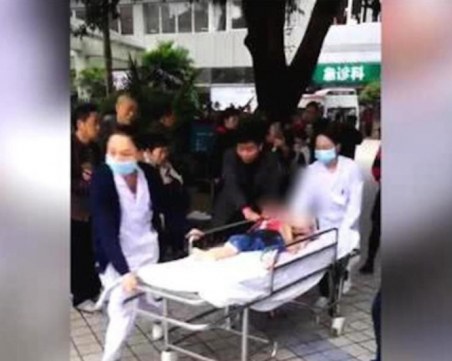 Жена намушка с нож 14 деца от детска градина