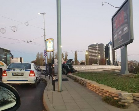 Зрелищна каскада до Водна палата! Кола се обърна на една страна СНИМКИ