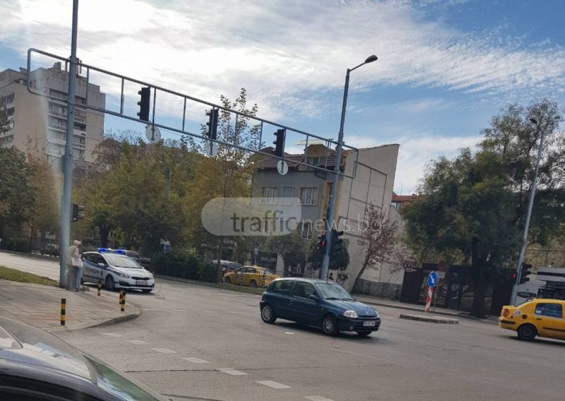 Блъснаха пешеходец на възлово кръстовище в Пловдив СНИМКИ