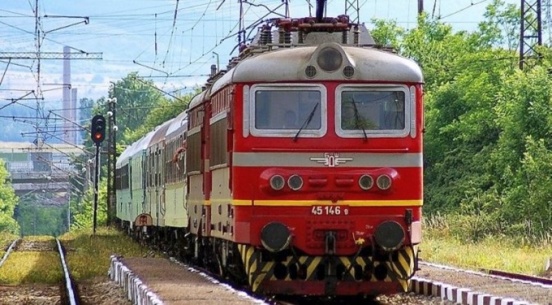 В нощта срещу неделя! Смяната на времето ще засегне 13 пътнически влака - вижте кои