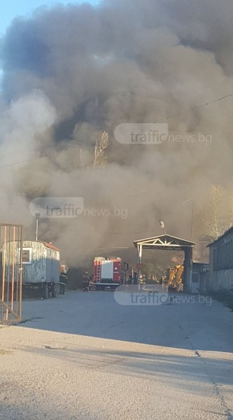 Взривоопасно! Автомобили в епицентъра на пожара в Столипиново СНИМКИ и ВИДЕО