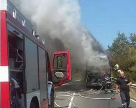 Автобус с работници изгоря до основи, за късмет няма пострадали