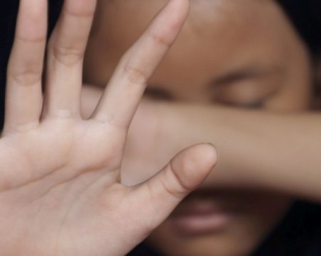 Бежанци упоиха и изнасилиха брутално 18-годишно момиче