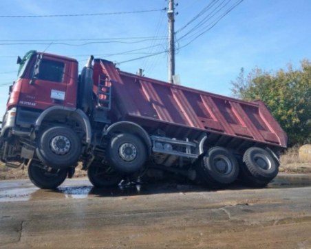 Камион пропадна в огромна дупка на асфалта в Пазарджишко СНИМКА