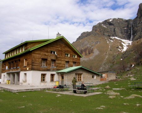 Освещават храм до хижа 