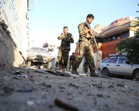 Шест жертви и десетки ранени при самоубийствен атентат в Афганистан