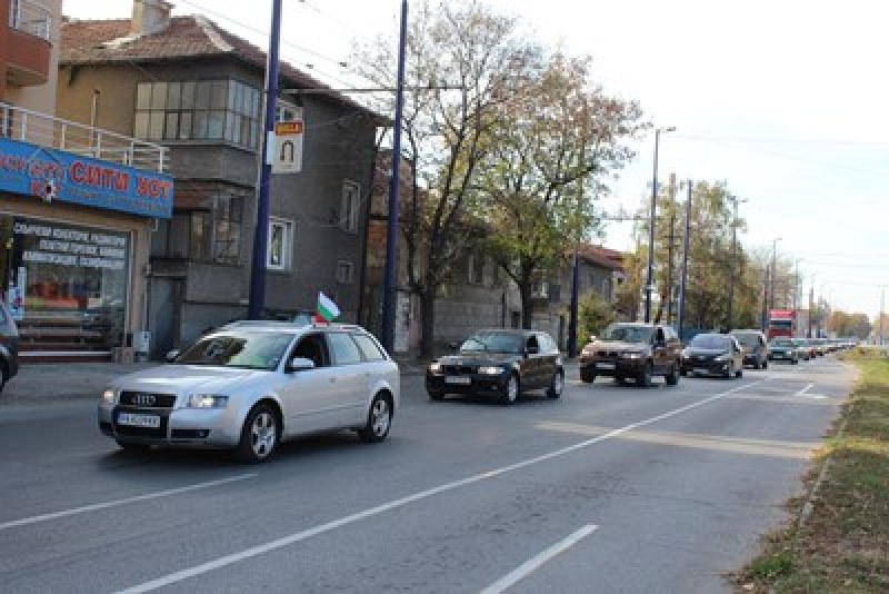 Протестите срещу цените на горивата продължават: 200 коли блокираха Пазарджик СНИМКА