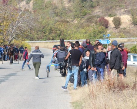 Десетки роми блокираха главен път заради състезание с каруци СНИМКИ