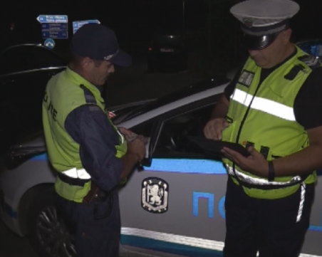 Потрошени автомобили и петима ранени полицаи при спецакция в Мъглиж