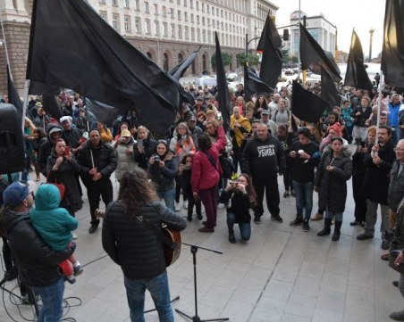 Протестиращите майки събират пари за Валери Симеонов